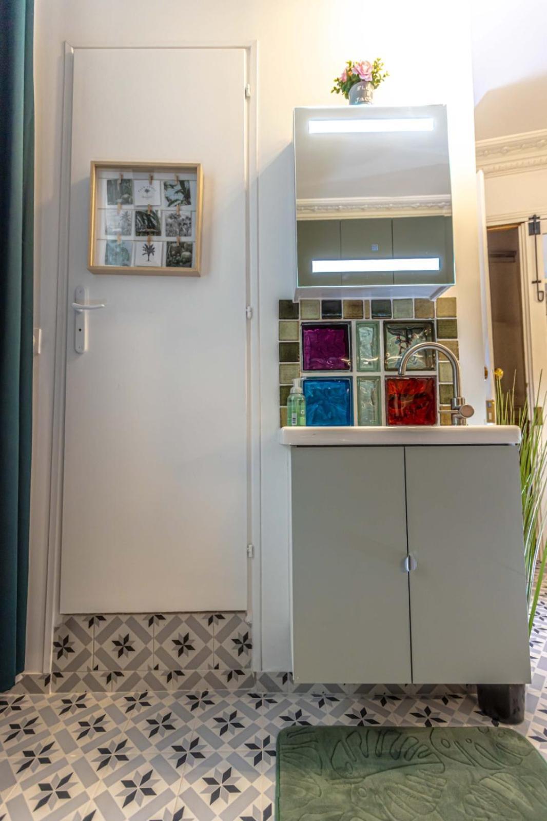 2 Complete New Cozy 25 M2 Paris